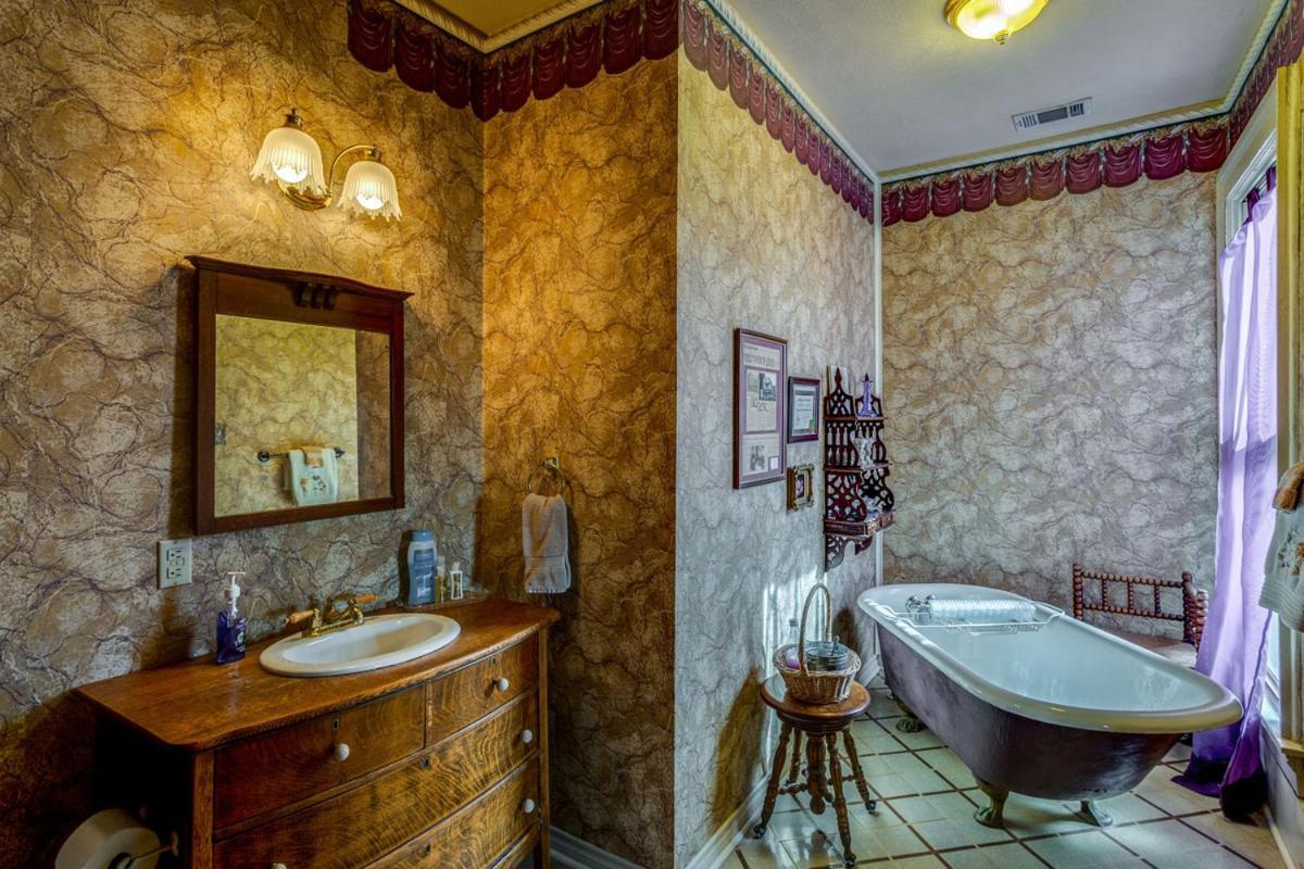 Four Winds Victorian Venue & Suites Bonham Номер фото